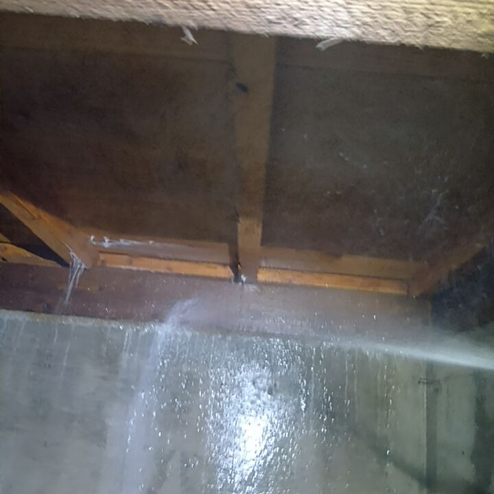 床下の木材にシロアリ駆除剤を散布