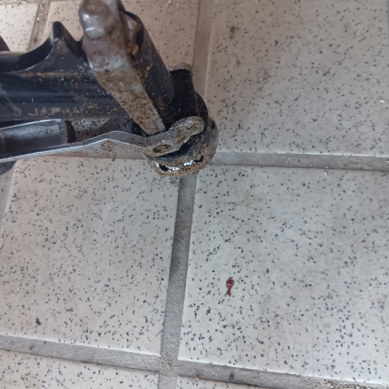 床に穴を開けてシロアリ駆除剤を注入