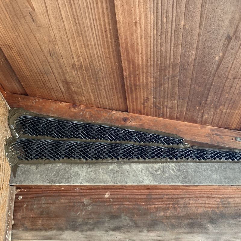 屋根裏のすき間をふさいだ様子