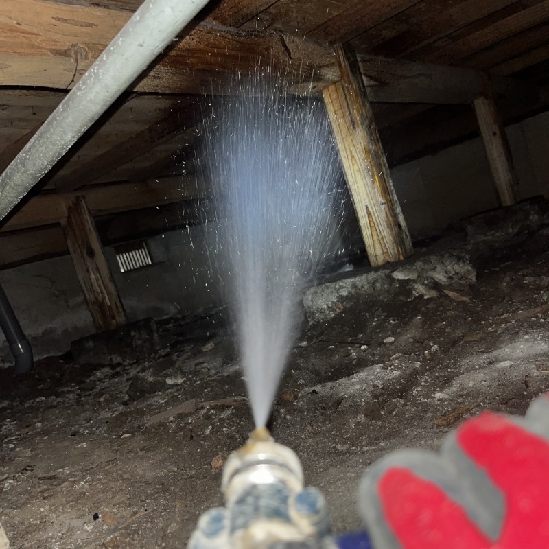 床下の地面にシロアリ駆除剤を散布