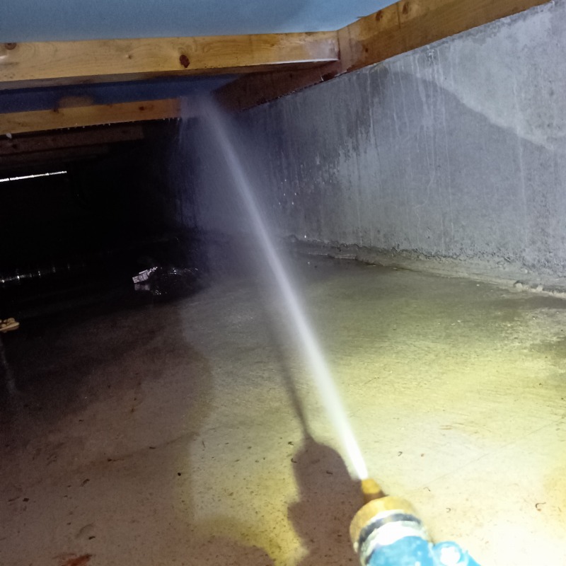 床下の木材に防蟻剤を散布