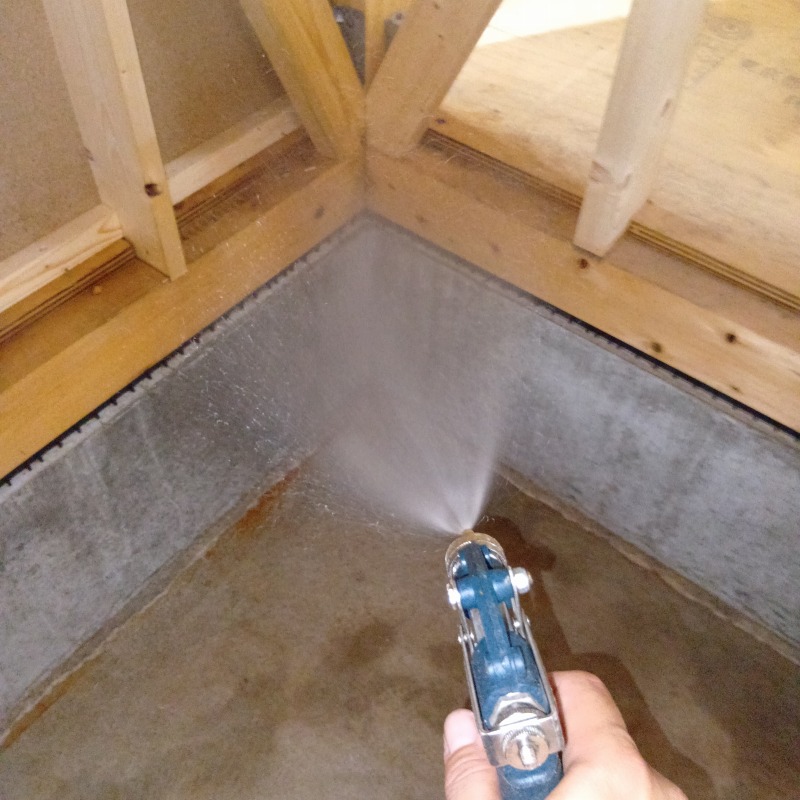 床下の地面に防蟻剤を散布