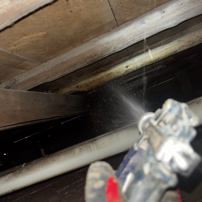 床下の木材にシロアリ駆除剤を散布