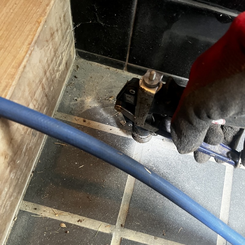 タイルに穴を開けてシロアリ駆除剤を注入