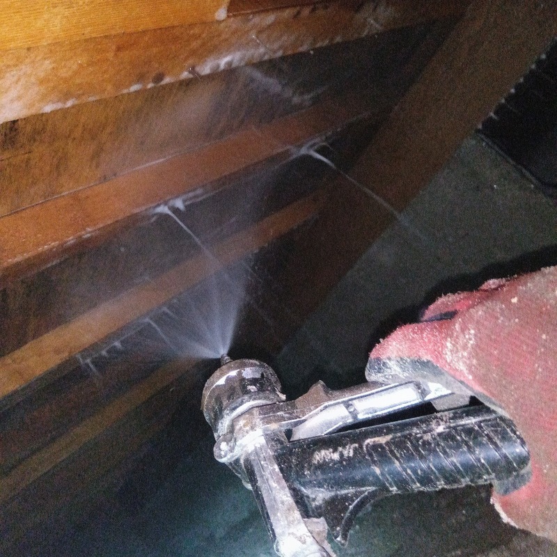 床下の木材にシロアリ駆除剤を散布