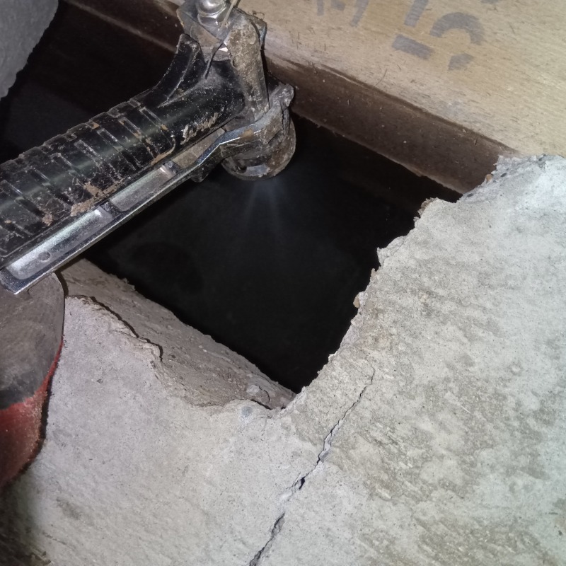 床下の土壌にシロアリ駆除剤を散布