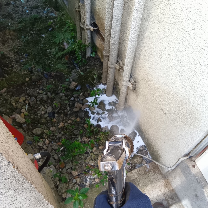 外壁まわりにシロアリ駆除剤を散布