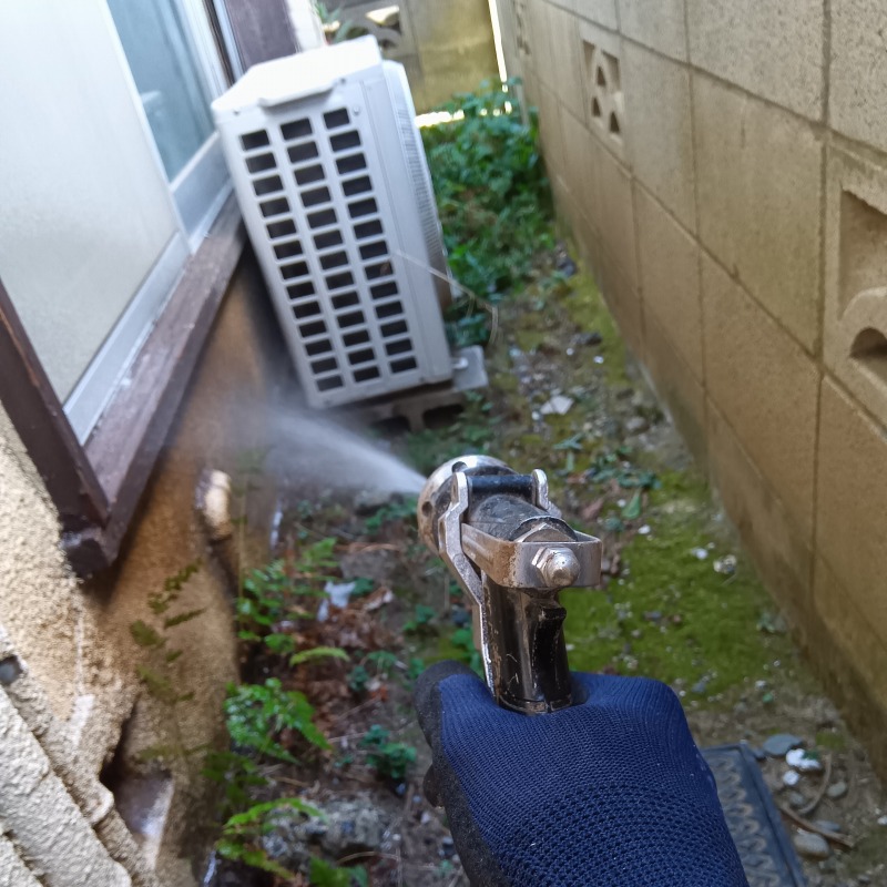 外壁まわりにシロアリ駆除剤を散布