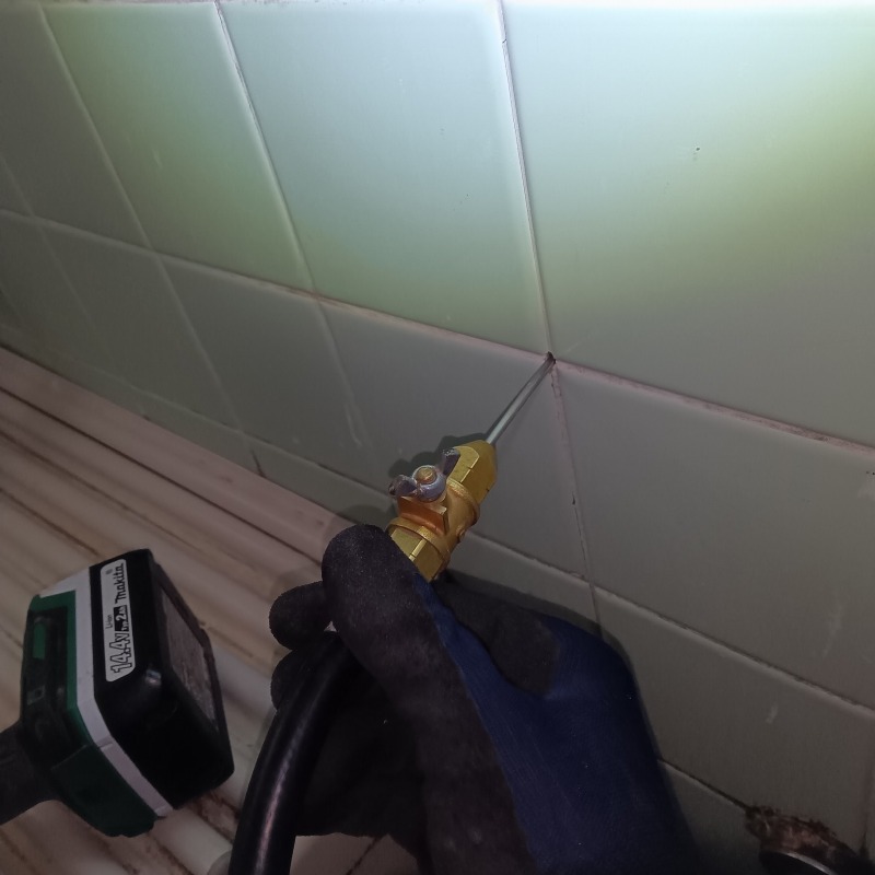 浴室の壁に穴を開けてシロアリ駆除剤を注入