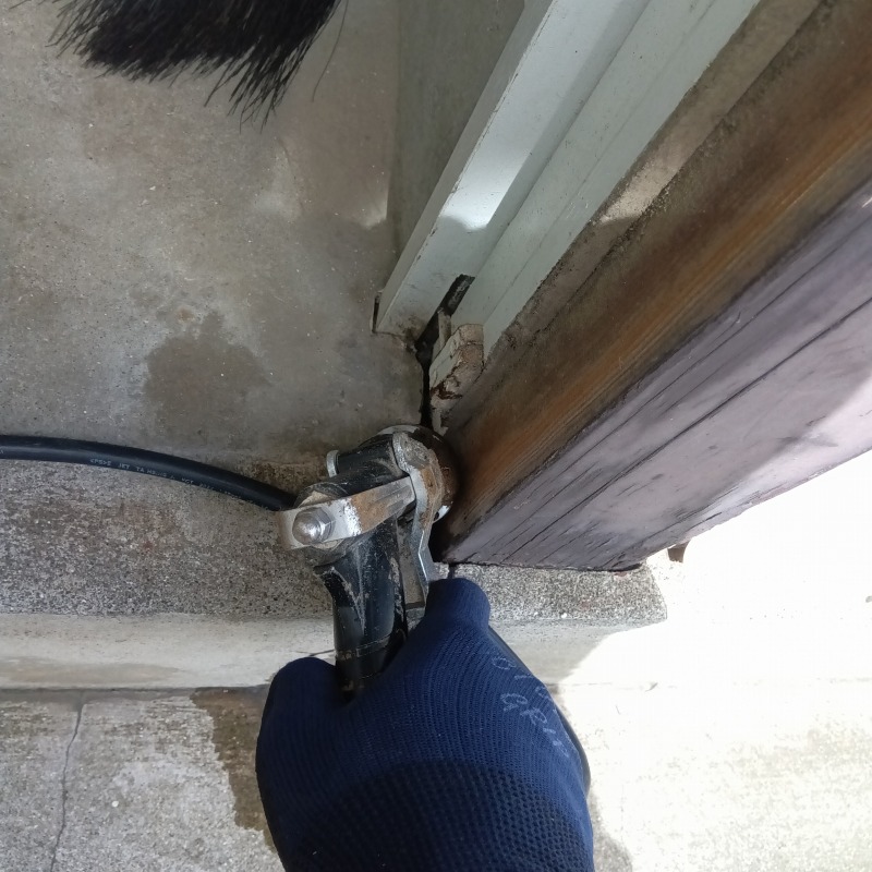 柱に穴を開けてシロアリ駆除剤を注入