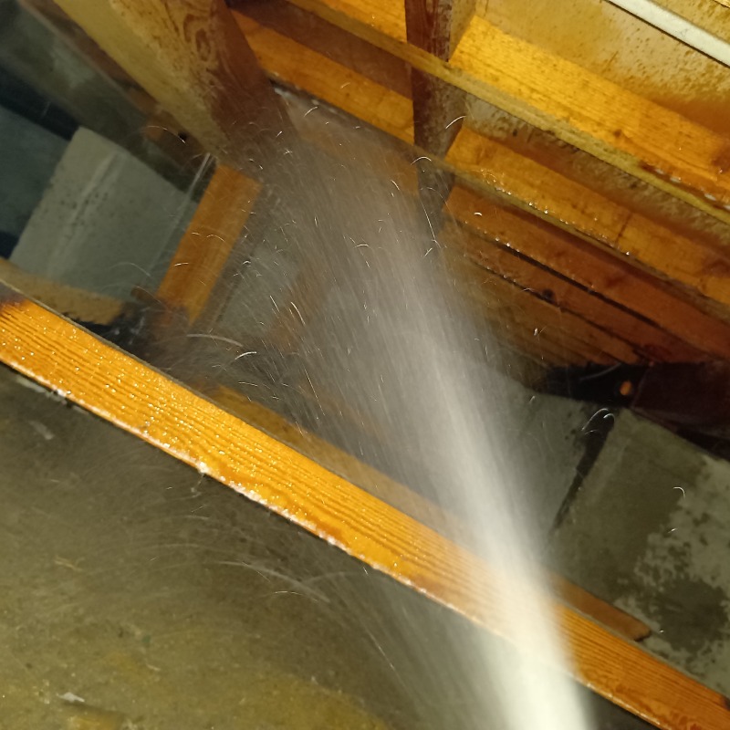 床下の木材にシロアリ駆除剤を散布