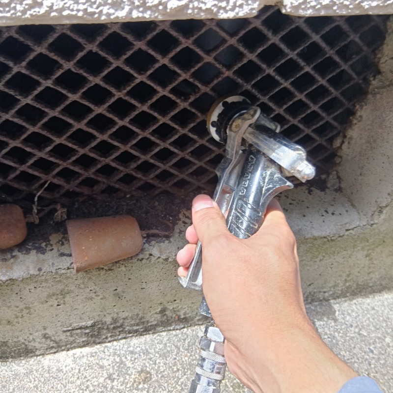 換気口から床下にシロアリ駆除剤を散布