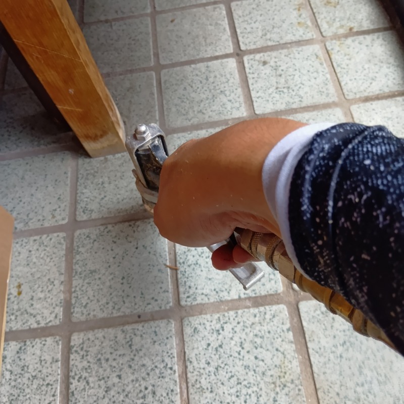 床に穴を開けてシロアリ駆除剤を注入