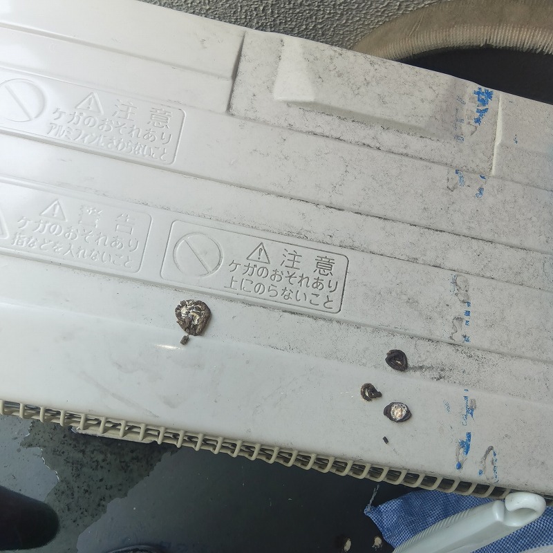 室外機上の鳩のフン害