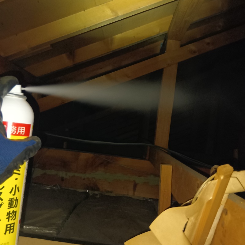 屋根裏に忌避剤を散布