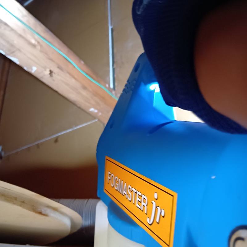 天井裏に殺虫・消毒剤を散布