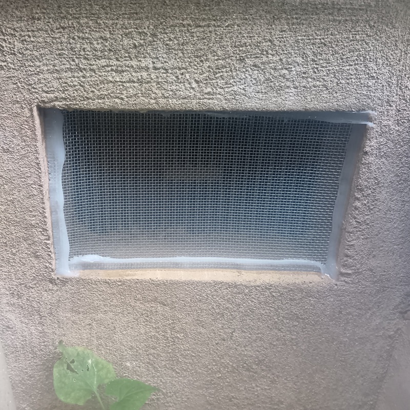 床下通気口に網を設置した様子