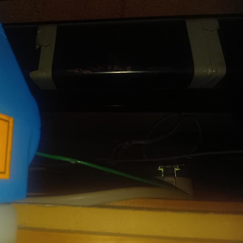 屋根裏に殺虫・消毒剤を散布する様子