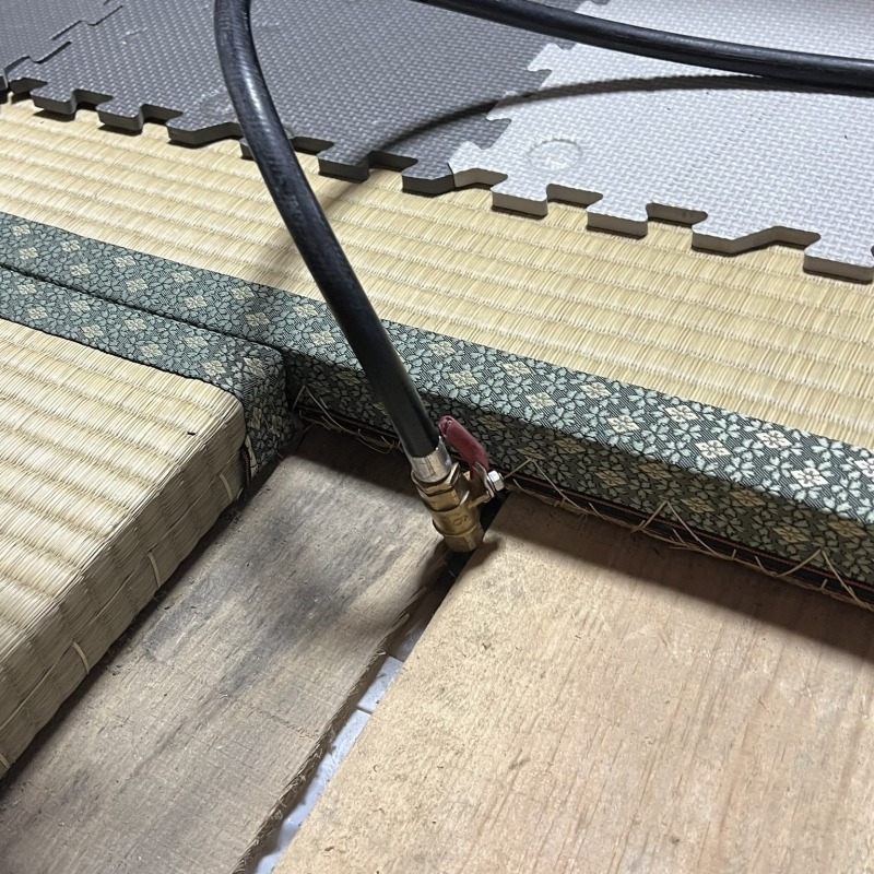 畳下の床に穴を開けてシロアリ駆除剤を注入