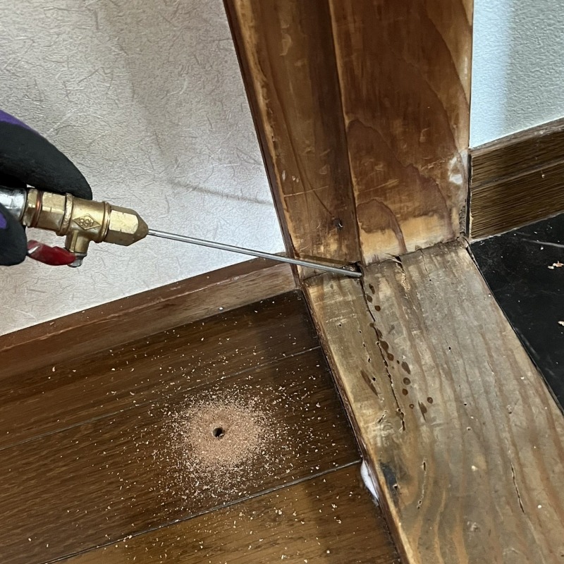 柱の下部に穴を開けてシロアリ駆除剤を注入