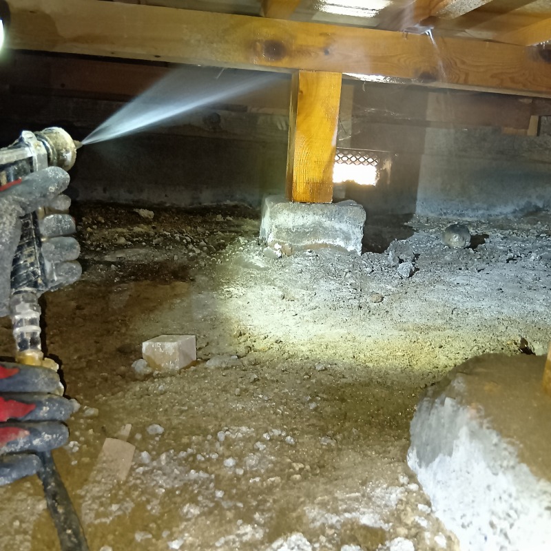 床下の木材にシロアリ駆除剤を散布