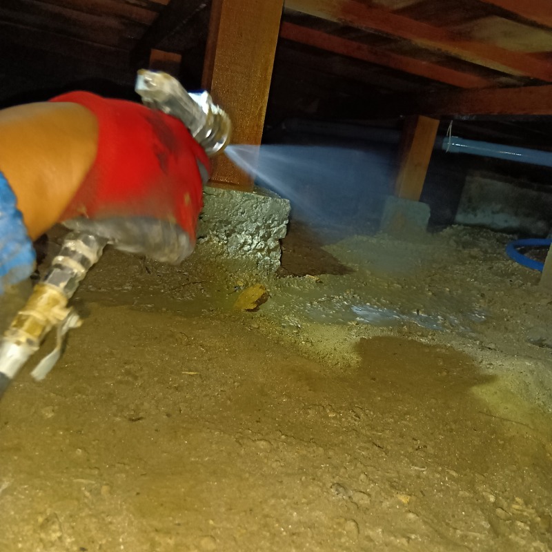 床下の土壌にシロアリ駆除剤を散布