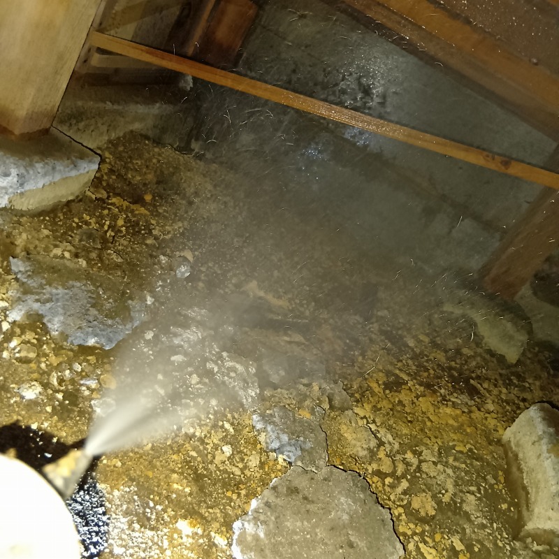 床下の土壌にシロアリ駆除剤を散布