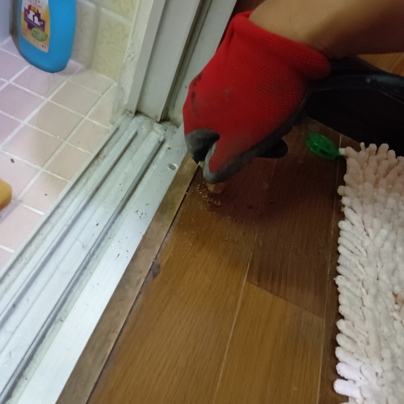 浴室の床に穴を開けてシロアリ駆除剤を注入