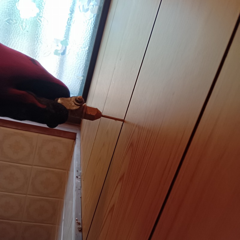 トイレの壁に穴を開けてシロアリ駆除剤を注入