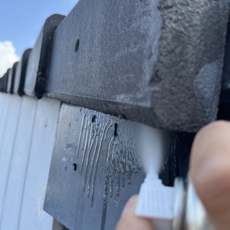 屋根のすき間に忌避剤を散布