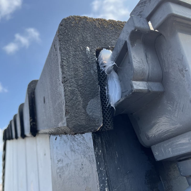 屋根と雨樋のすき間を封鎖