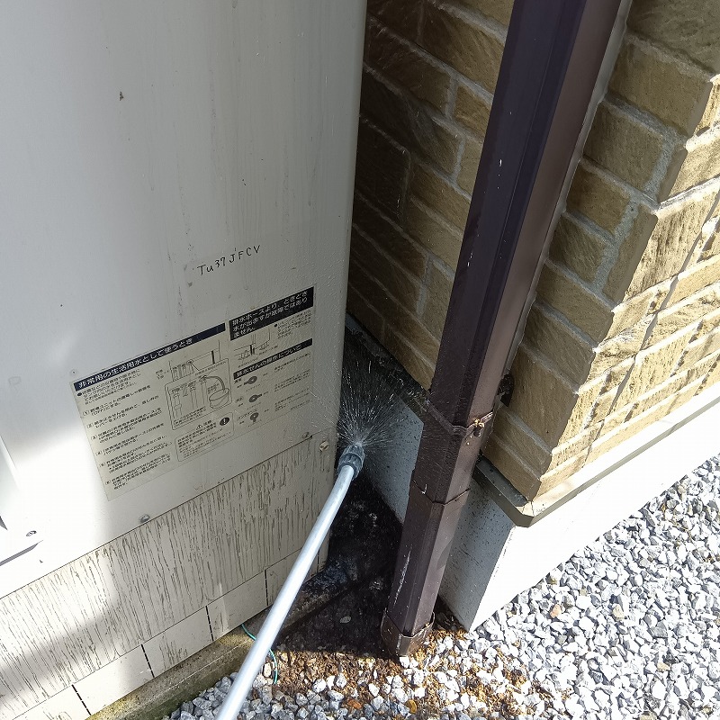 給湯器まわりの鳩のフンを清掃する様子