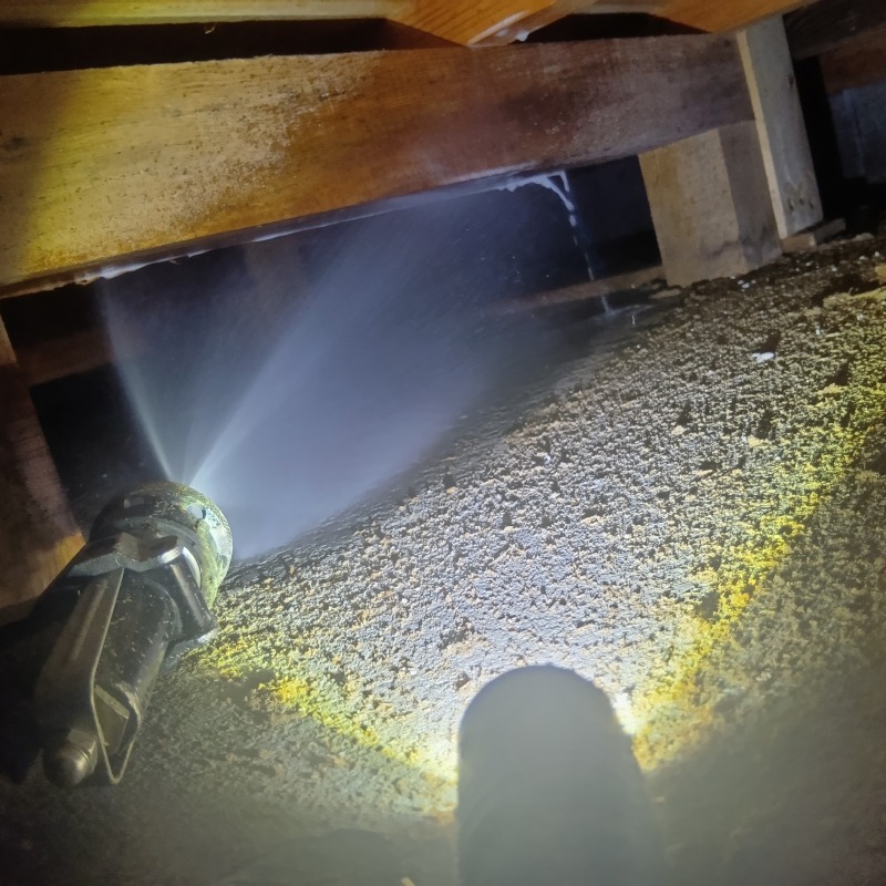 床下の木材にシロアリ駆除剤を散布