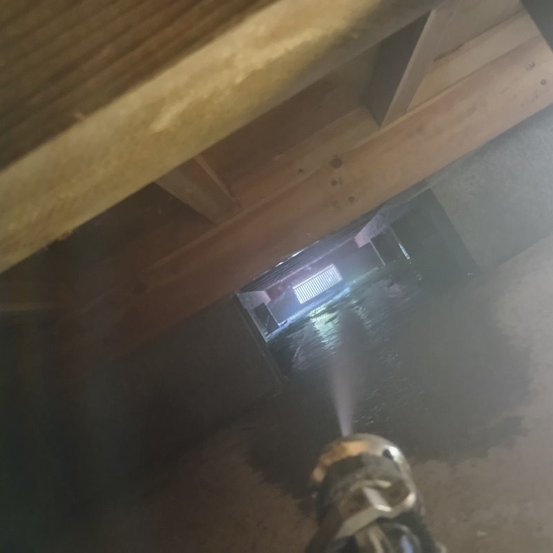 床下の土壌にシロアリ駆除剤を散布