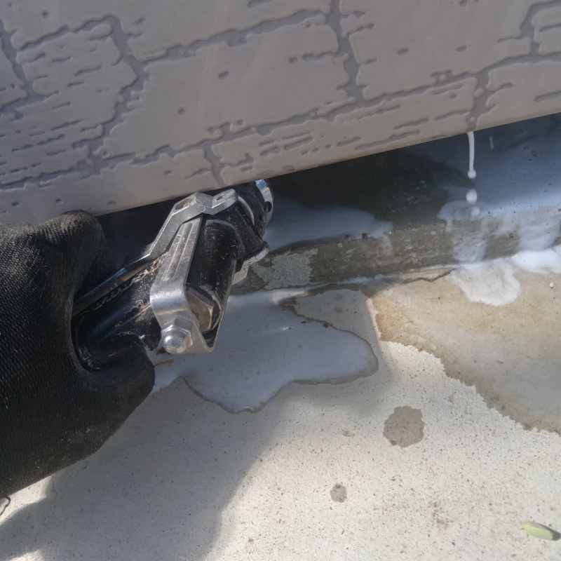 換気口から床下にシロアリ駆除剤を散布