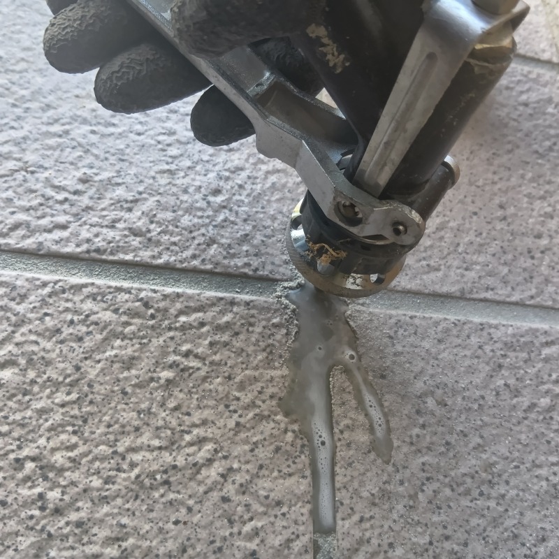 床に穴を開けてシロアリ駆除剤を注入