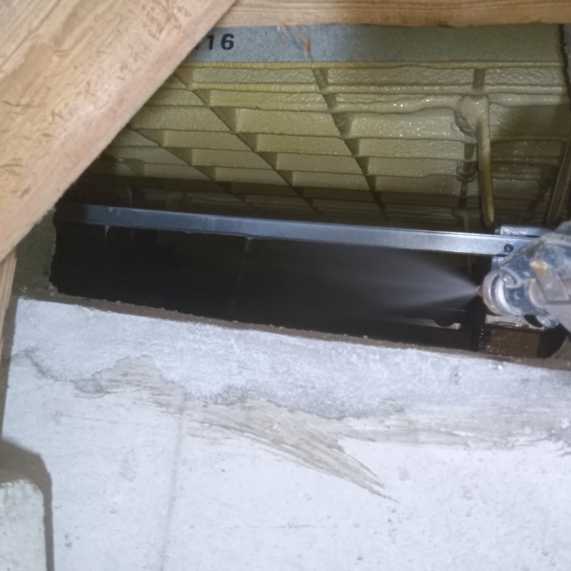 床下の土台に防蟻剤を散布