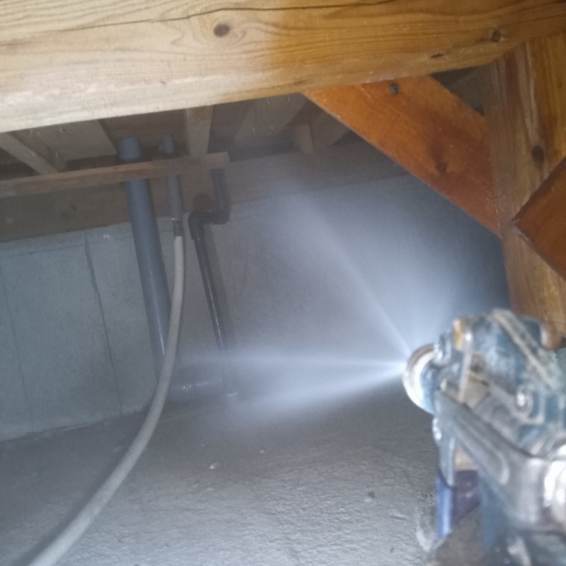 床下の土台に防蟻剤を散布