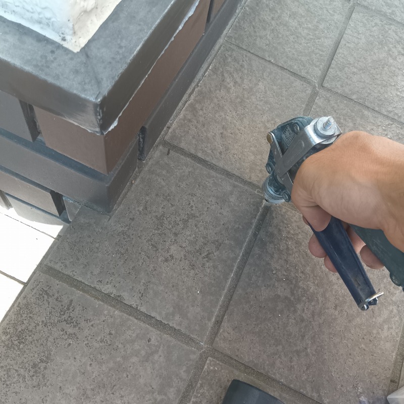 床に穴を開けて防蟻剤を注入