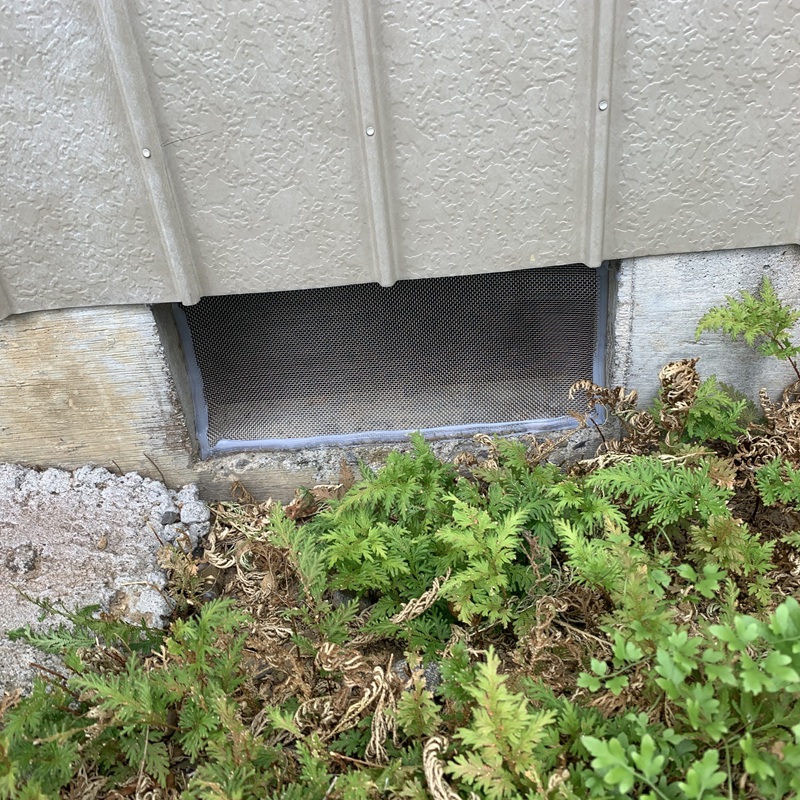 床下換気口に金網を設置した様子