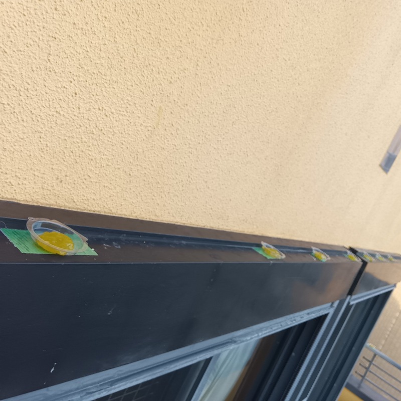 窓枠の上部にジェル状の忌避剤を設置