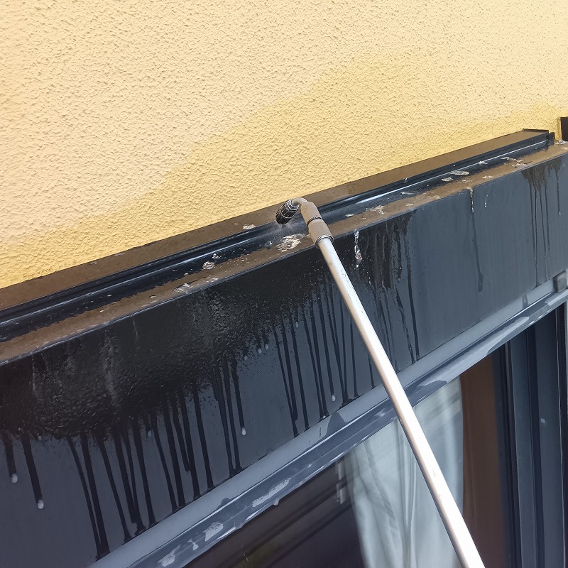 鳩のフンを洗い流す様子