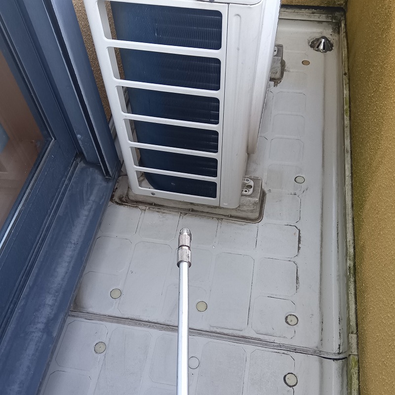 ベランダ全体に薬剤を噴霧