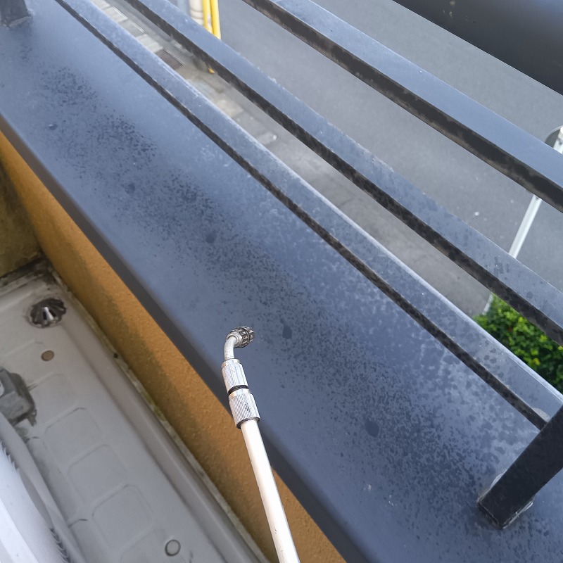 ベランダの手すりにも薬剤を噴霧