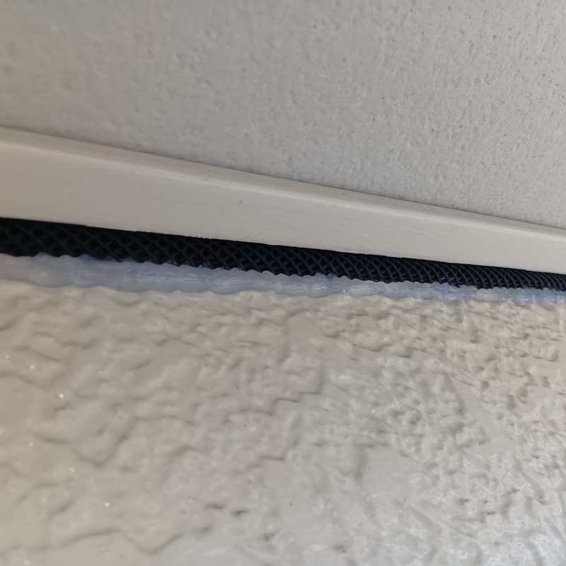 コウモリの侵入口をネットで封鎖