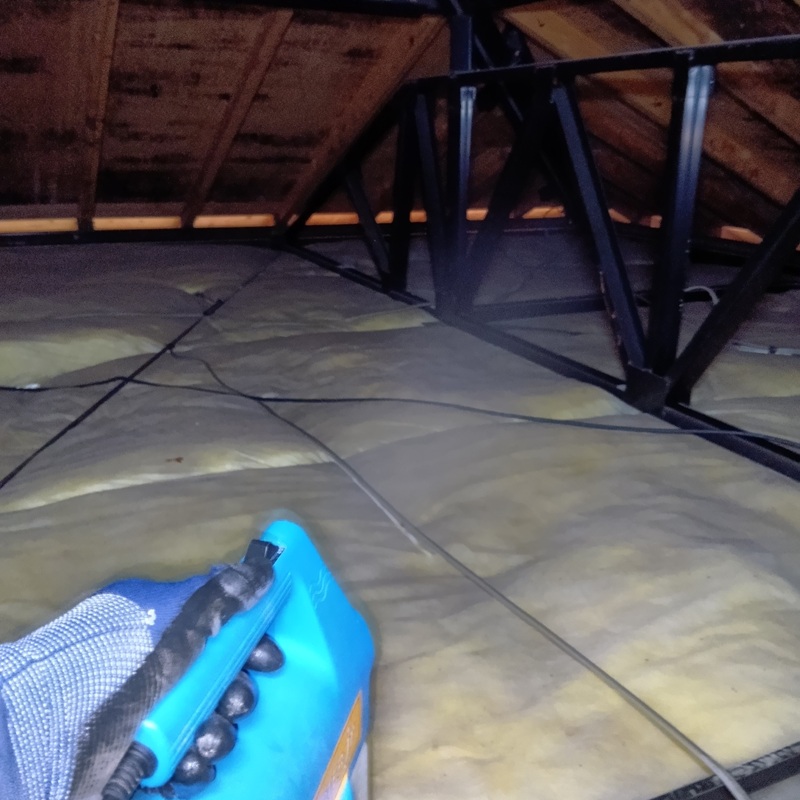 屋根裏に除菌・殺虫剤を散布