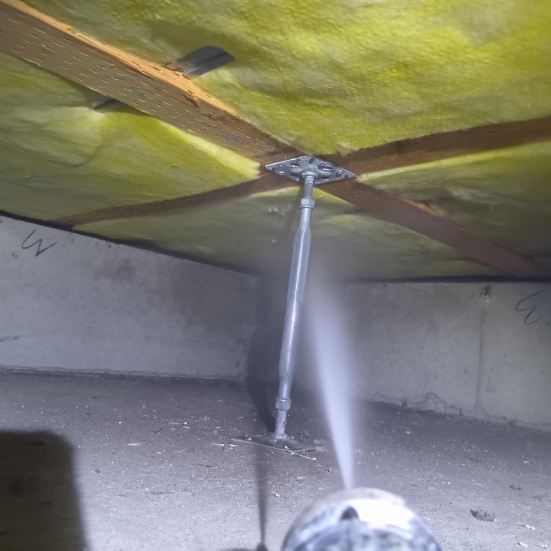 床下の木材に防蟻剤を散布