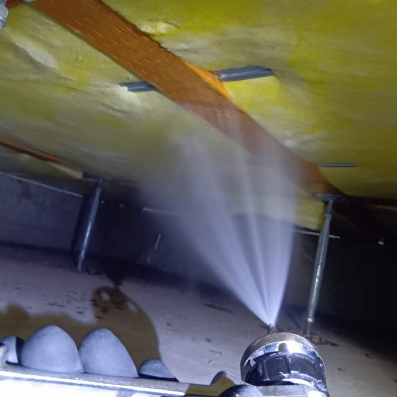 断熱材に防蟻剤を散布