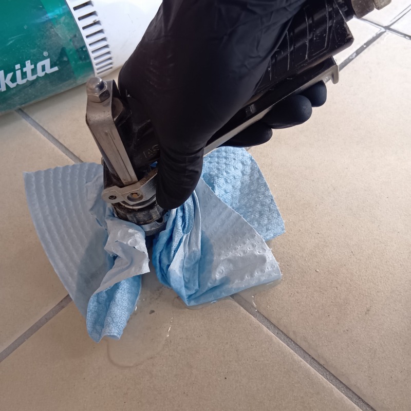 床に穴を開けて防蟻剤を注入