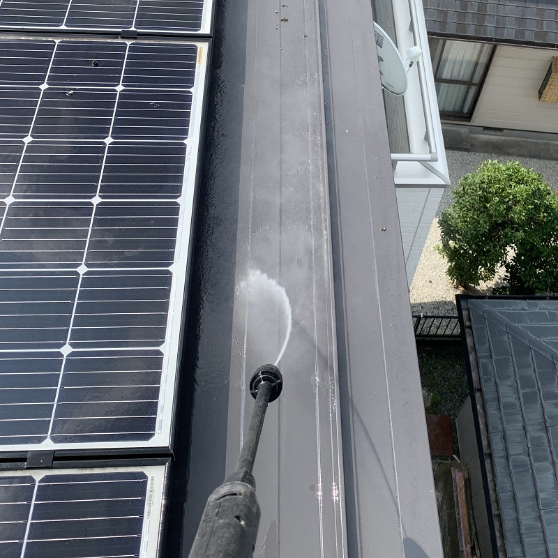 太陽光パネルまわりのフン害を清掃する様子